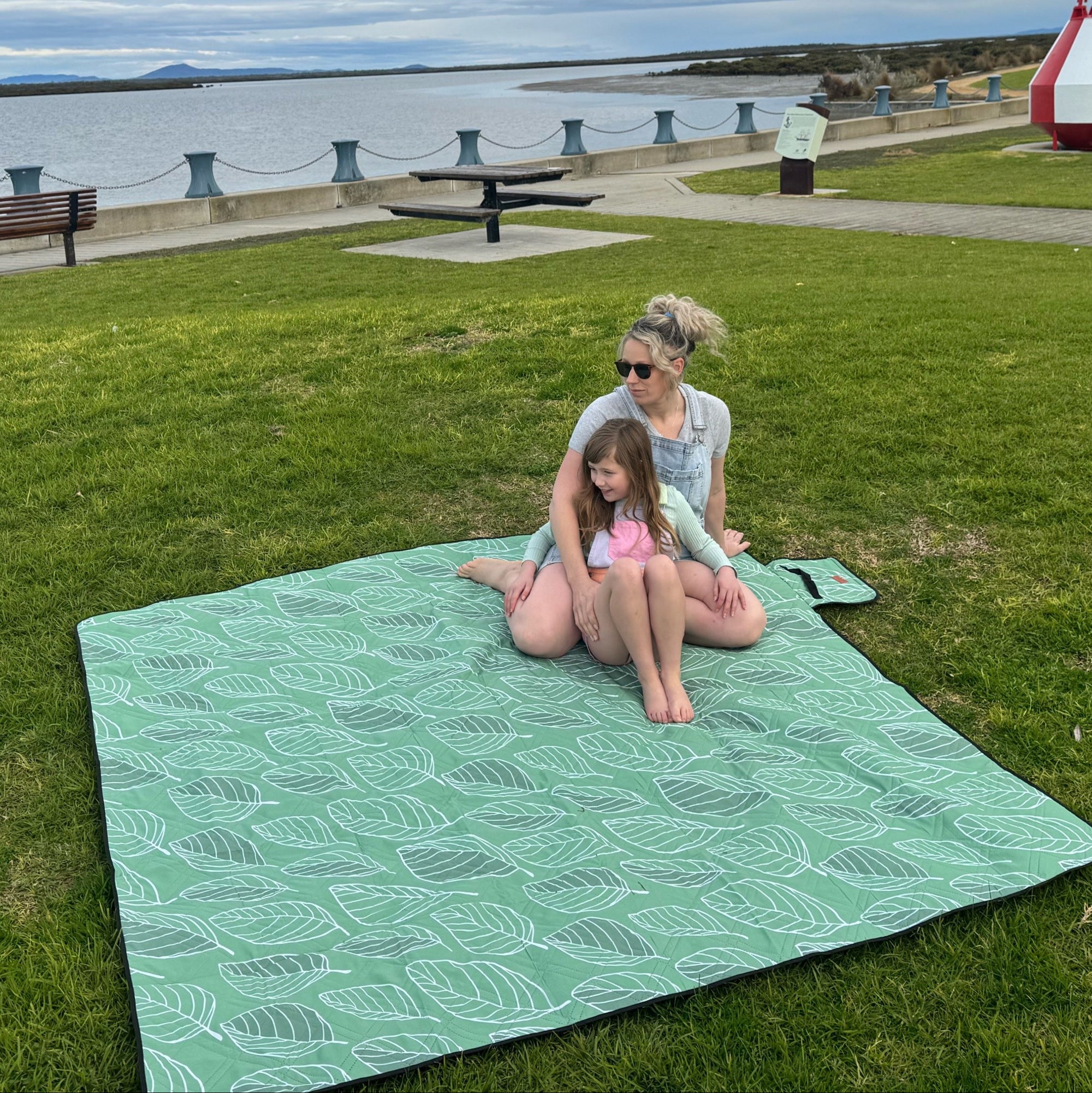 Green Leaves Picnic Rug