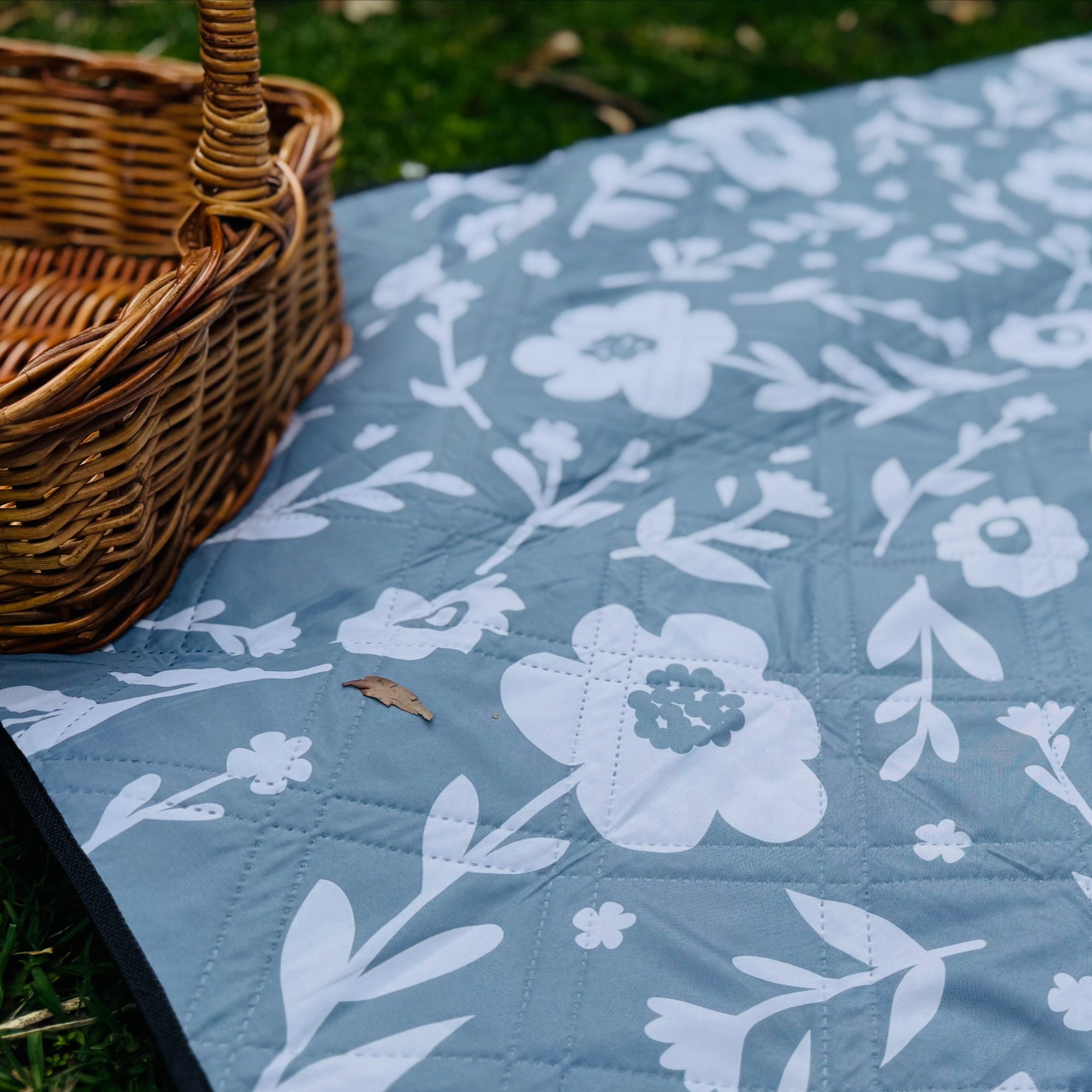 Dainty Floral Picnic Rug